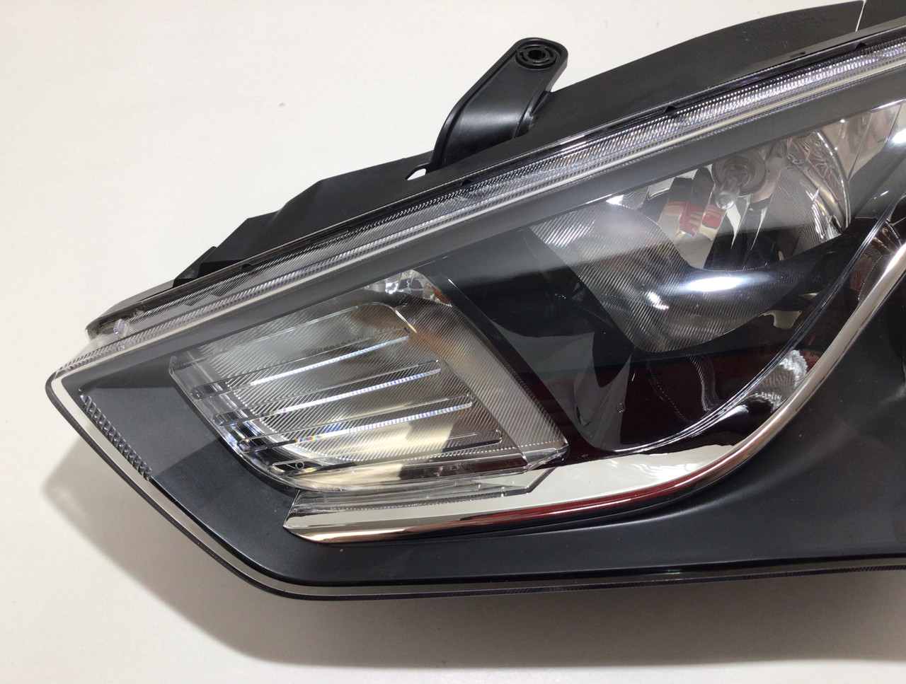 2013-2016 Hyundai Genesis Coupe Driver Side Xenon HID Headlight 