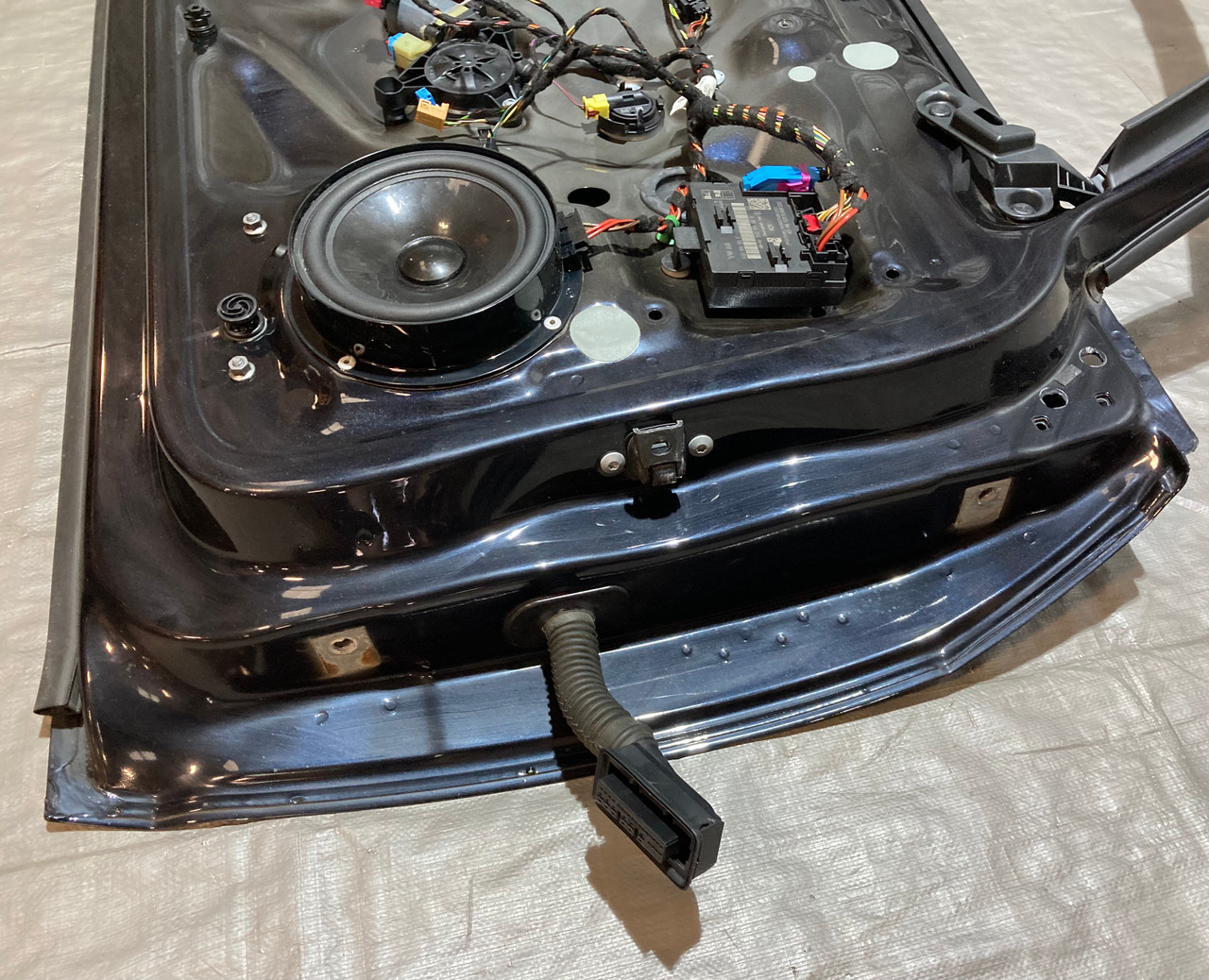 2015-2018 Volkswagen Golf R 4DR Driver Front Door Shell / Deep