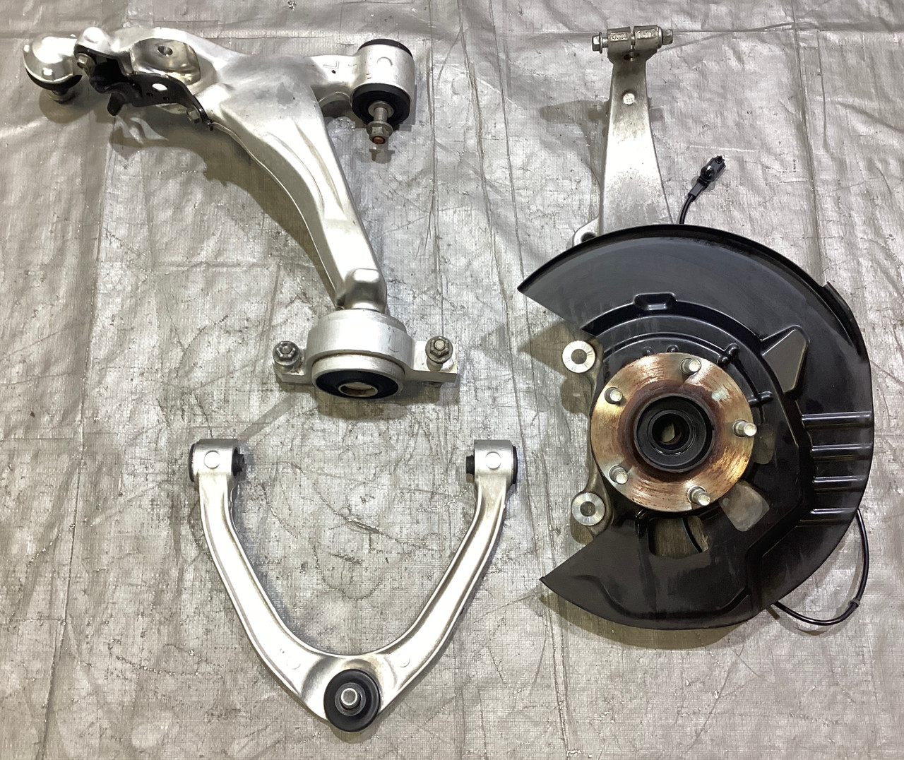 2017-2020 Infiniti Q60 RWD Driver Front Knee Spindle Hub w