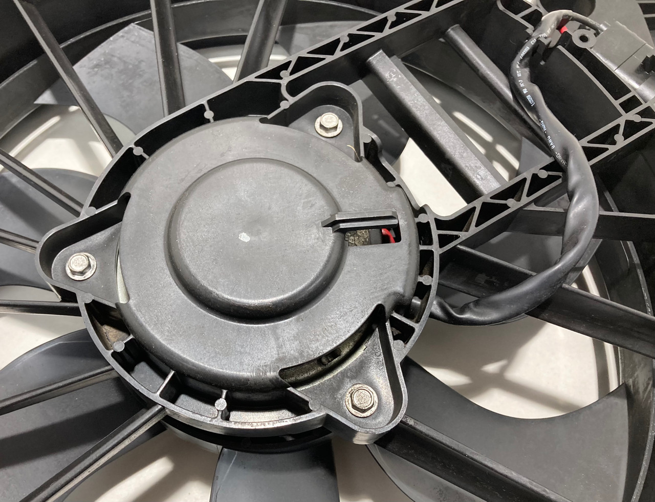 2006-2009 Pontiac Solstice 2.4l Radiator Cooling Fan w/ Shroud