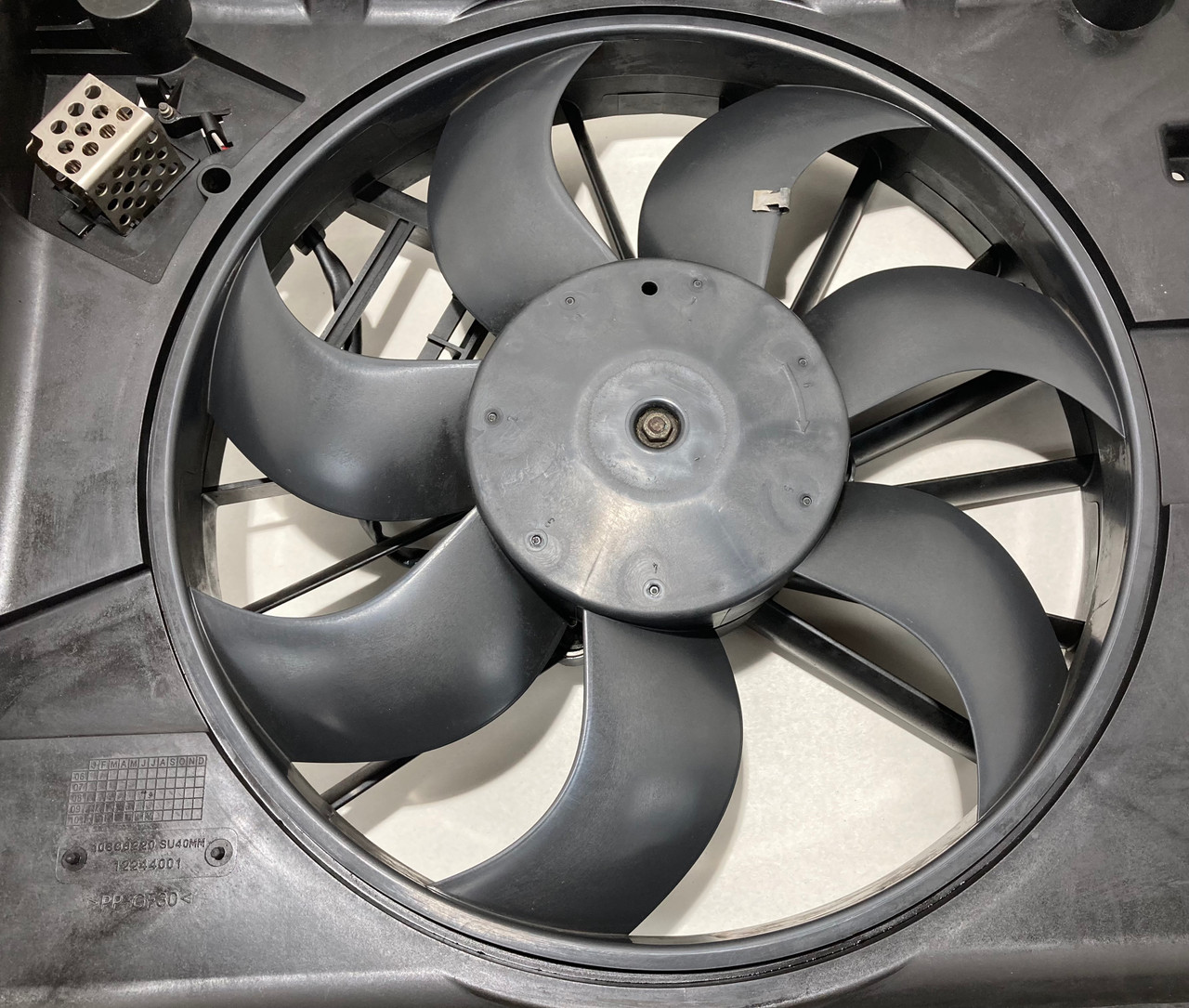 2006-2009 Pontiac Solstice 2.4l Radiator Cooling Fan w/ Shroud