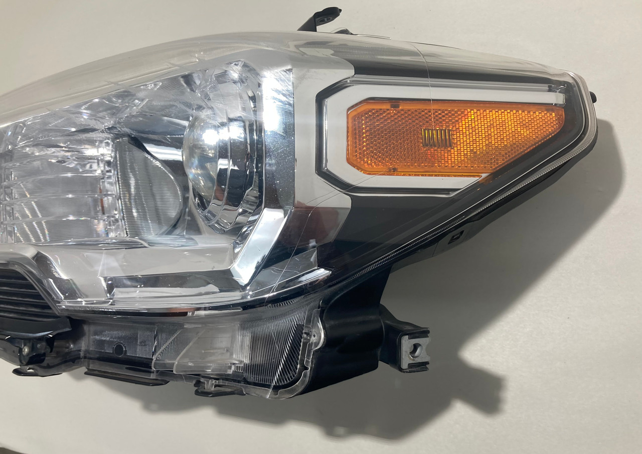 USトヨタ　タコマ　純正フォグライト　2016〜 2016-2019 Toyota Tacoma SR5 OEM Driver Side Headlight / Halogen