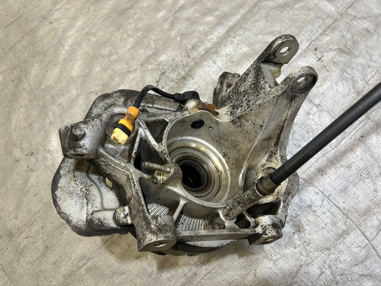 1999-2004 Porsche 996 911 Passenger Rear Spindle Hub w/ Control