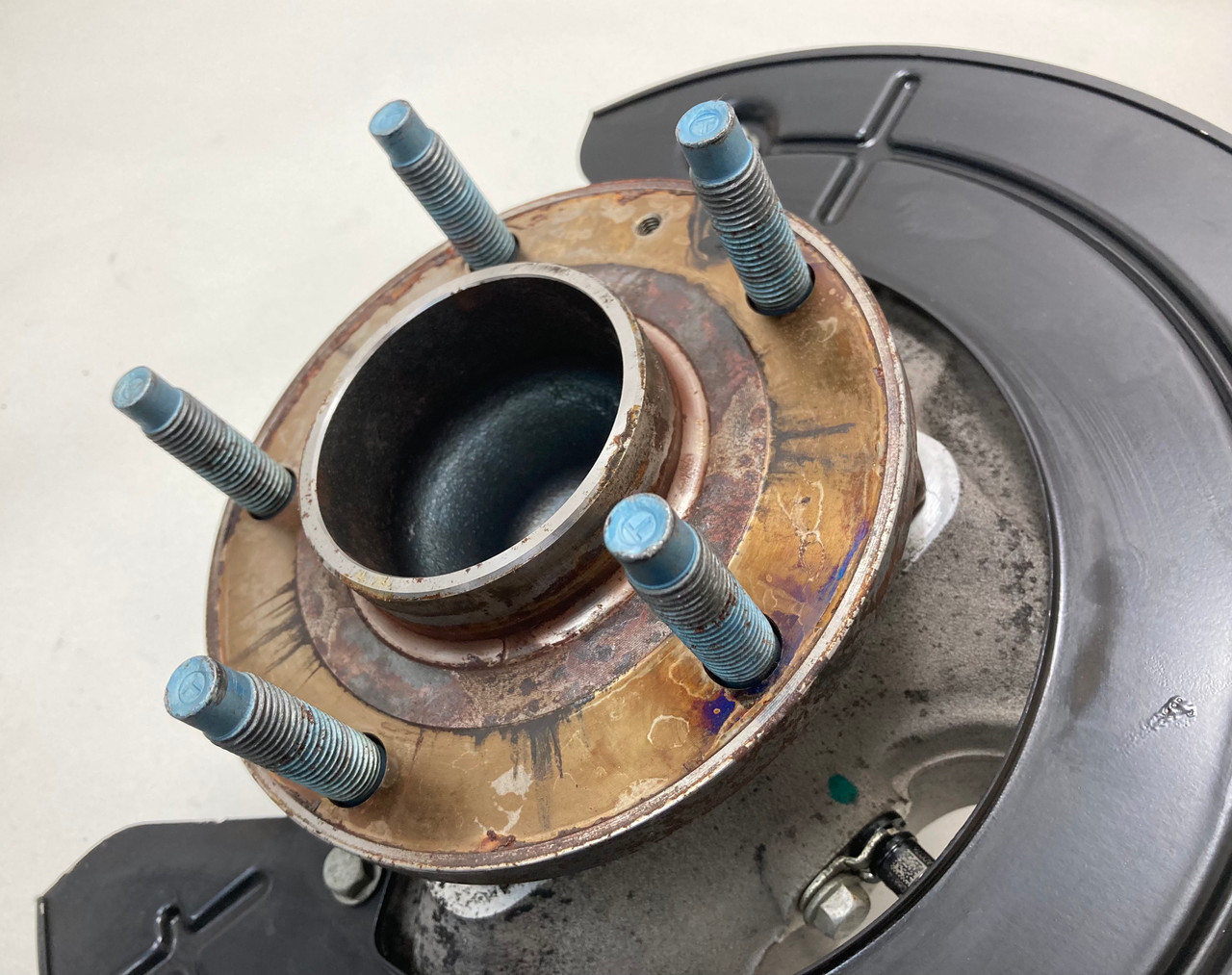 2014-2019 Chevrolet C7 Corvette Passenger Front Knee Spindle Hub w