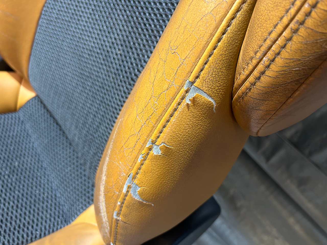 2004-2007 Nissan 350Z Convertible Front Seats / Alezan Orange