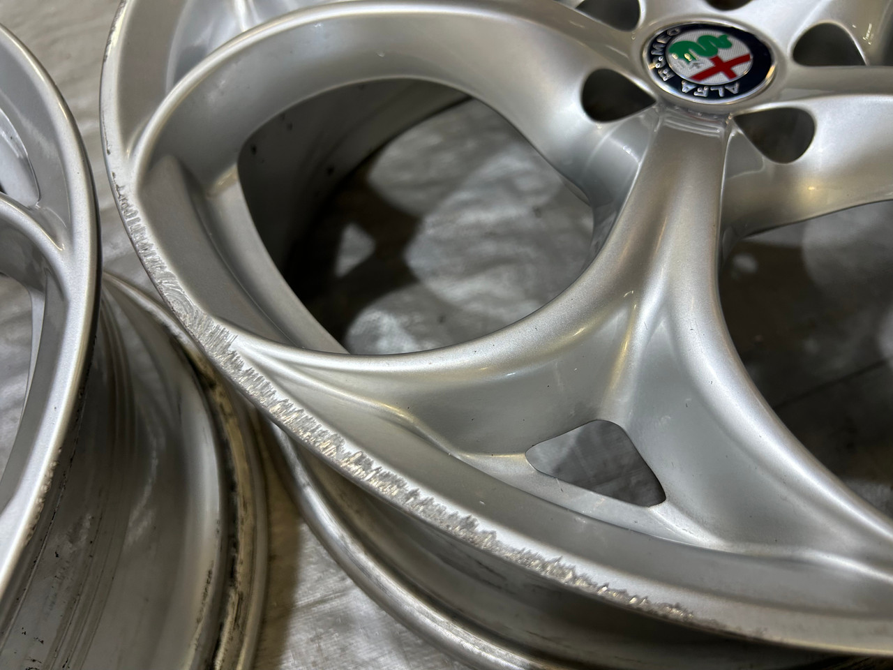 Alfa Romeo Guilia 19インチホイール シルバー Mopar Wheel 19