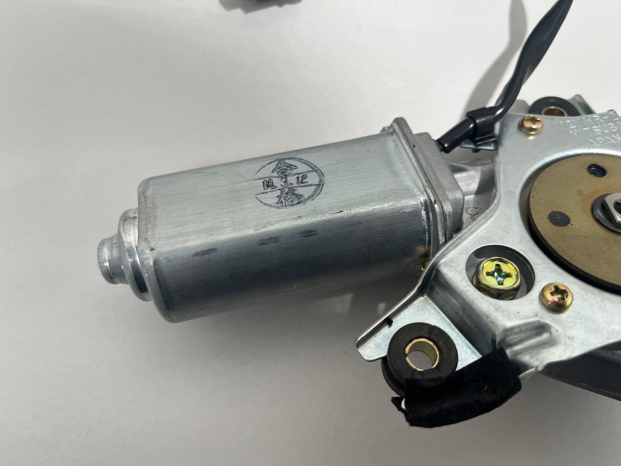 2004-2008 Nissan 350Z Convertible Top Lift Motors / Pair / 5Z029 2004-2008 Nissan 350Z Convertible Top Lift Motors / Pair / 5Z029