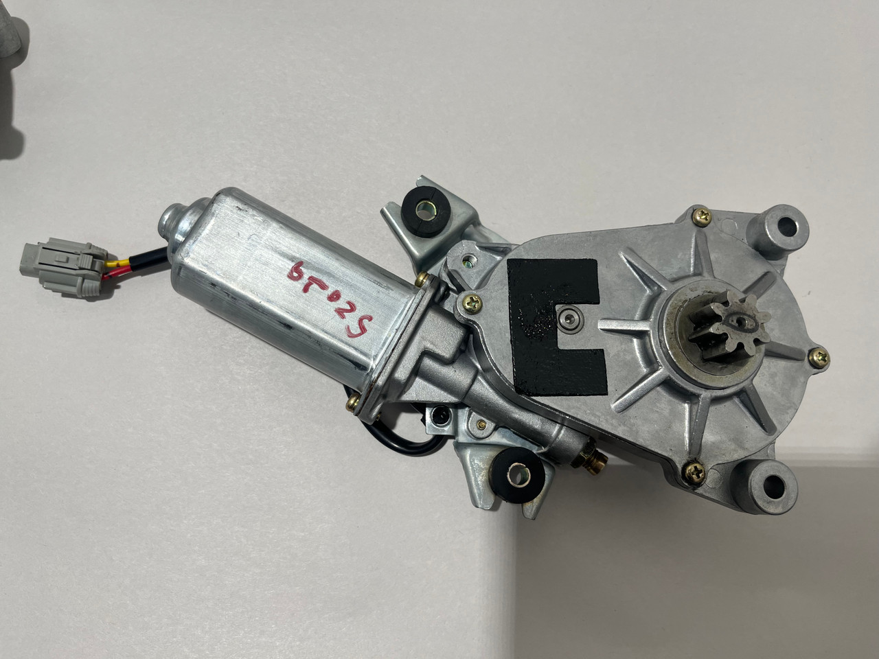 2004-2008 Nissan 350Z Convertible Top Lift Motors / Pair / 5Z029