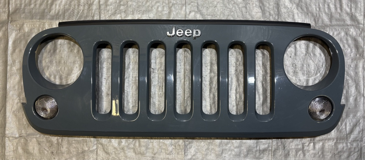 Jeep JK ラングラー　フロントグリルGrille シルバー 純正　付属品 2007-2017 Jeep Wrangler JK Front Grille Panel / Anvil Clear Coat