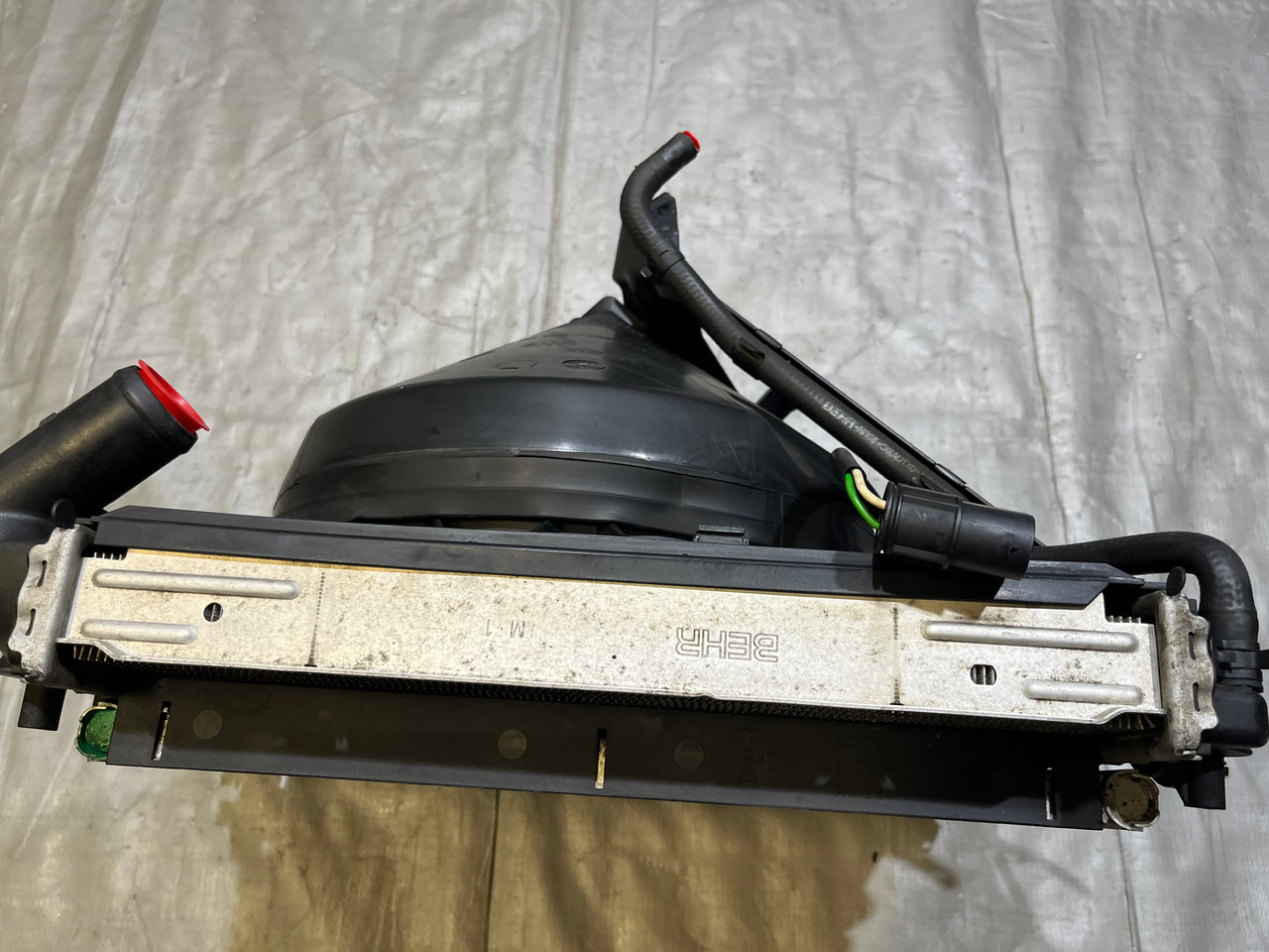 ポルシェ996 986 左ラジエーターファンassy 1997-2004 Porsche 986 Boxster Driver Side Radiator & Fan Assembly