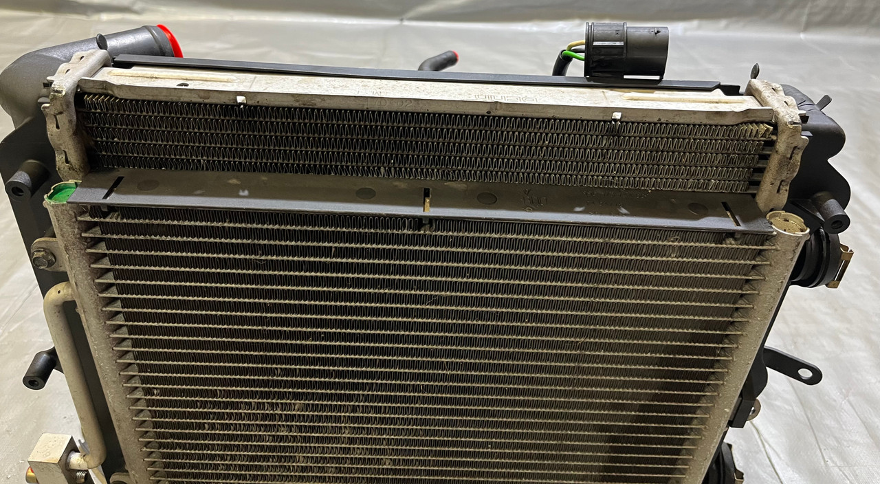 ポルシェ996 986 左ラジエーターファンassy 1997-2004 Porsche 986 Boxster Driver Side Radiator & Fan Assembly