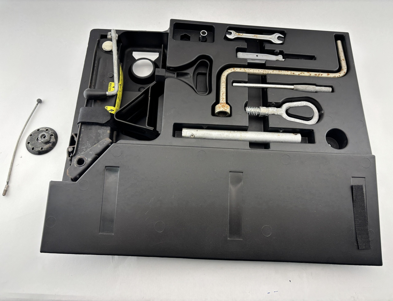 ms Shop 出品 1996-2002 BMW Z3 Roadster Emergency Tool Kit w/ Tray / OEM / Z3039