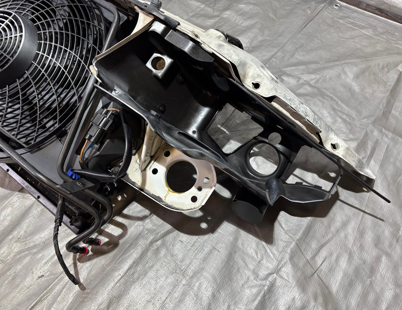1999-2002 BMW Z3 3.0i Roadster Radiator Core Support Assembly w