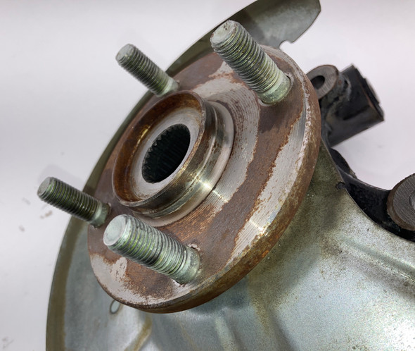 1990-1993 Mazda Miata 1.6l Passenger Side Rear Spindle Hub Assembly / Non-ABS / 113K NA105