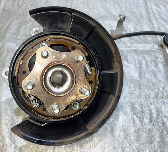 2017-2020 Infiniti Q60 Driver Side Rear Knee Hub w/ Control Arms /  IQ605