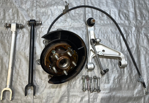 2017-2020 Infiniti Q60 Driver Side Rear Knee Hub w/ Control Arms /  IQ605