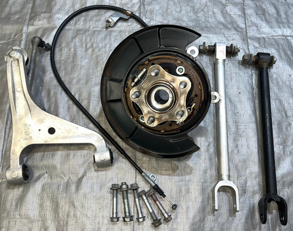 2017-2020 Infiniti Q60 Passenger Side Rear Knee Hub w/ Control Arms /   IQ605