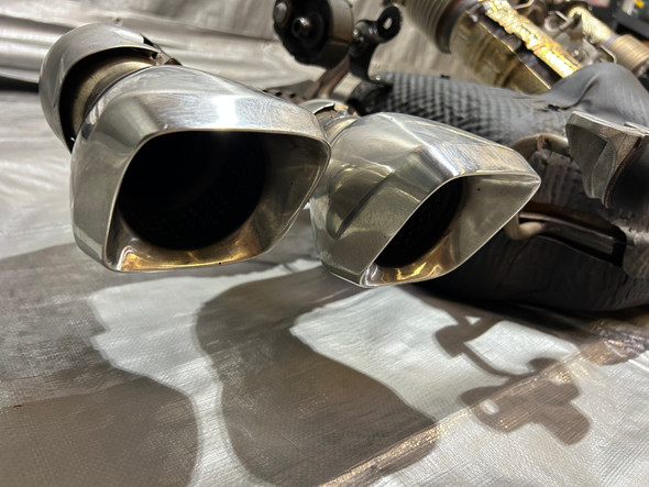 2021-2024 Chevrolet C8 Corvette Stingray 6.2l OEM Exhaust Muffler w/ Tips / 15K C8001