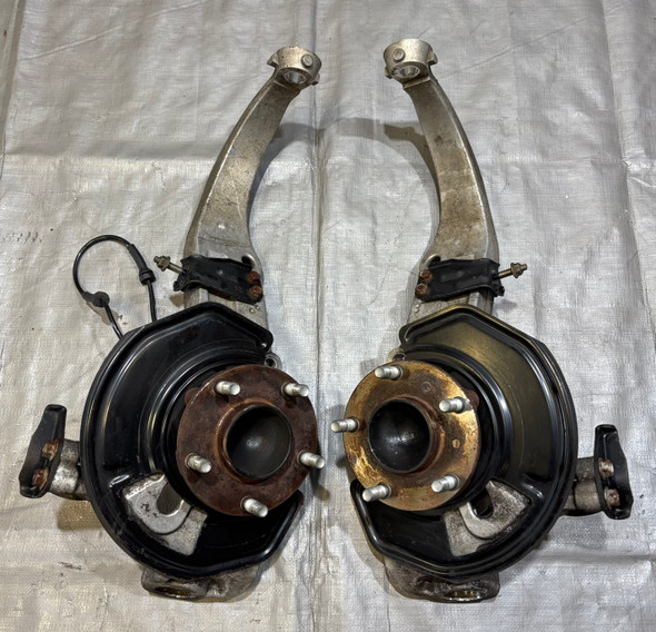 2003-2008 Nissan 350Z Front Spindles / Hubs / Knuckles / Pair *DAMAGE* / 72K 5z030