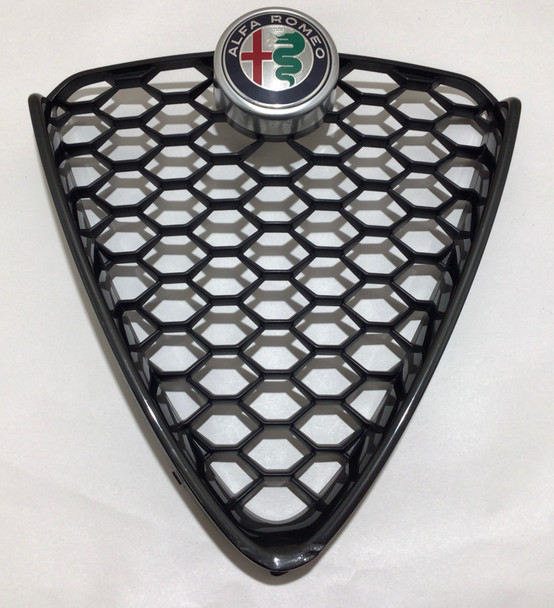 2017-2021 Alfa Romeo Giulia Center Grille w/ Badge / Nero Edition /   AG003