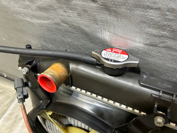 2000-2005 Honda S2000 OEM Radiator w/ Cooling Fans / 137k / HS002 2000-2005 Honda S2000 OEM Radiator w/ Cooling Fans / 137k / HS002