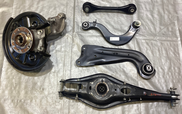 2015-2019 Volkswagen MK7 Golf R Passenger Rear Knee Assembly / Spindle Hub w/ Control Arms / 121K M7R09