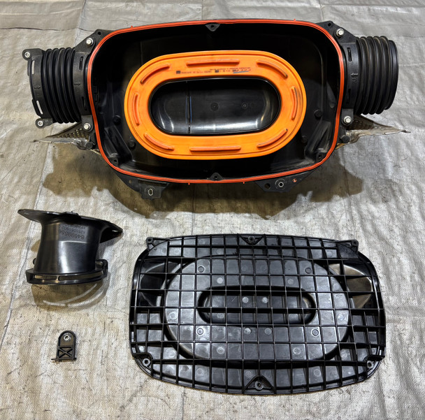 2020-2022 Chevrolet C8 Corvette Stingray 6.2l OEM Air Intake Air Cleaner Assembly / 51k *Broken Tab* C8002