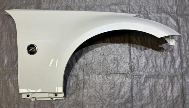 2003-2008 Nissan 350Z Passenger Fender Panel  / Pikes Peak White  5Z029