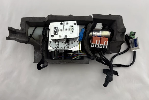 2015-2020 BMW F83 M4 / F33 4 Series Convertible Top Hydraulic Pump / Reservoir /   F8M07