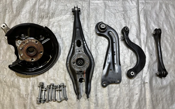 2015-2019 Volkswagen MK7 Golf R Passenger Rear Knee Assembly / Spindle Hub w/ Control Arms / 91K M7R12