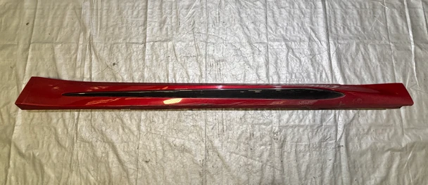 2017-2024 Alfa Romeo Giulia Quadrifoglio Passenger Side Skirt Rocker Panel w/ Carbon Fiber Trim / Rosso Competizione   AG007