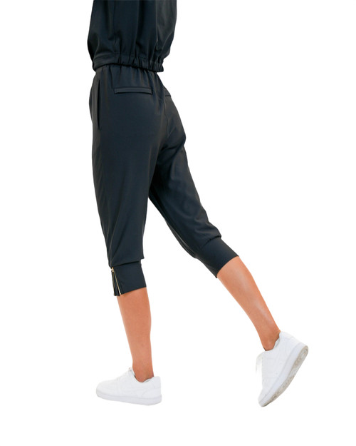 Amelia Capris image 1
