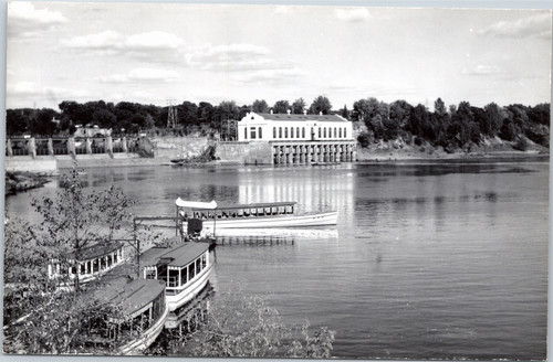 Wisconsin Dells - boat going out on tour  (13-6333)