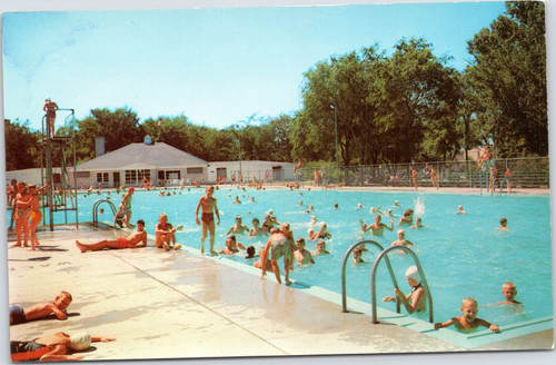 Green Bay, People at swimming pool