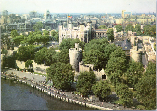 Tower of London - bird's eye view aerial    (21-12-383)