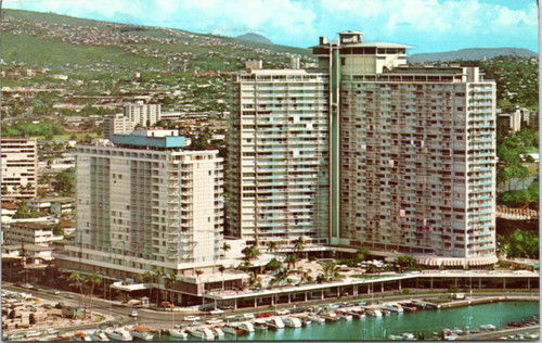 Ilikai Hotel - Overlooking Waikiki and the Yacht Harbor (30-18-776)