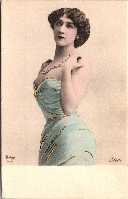 Carolina Otero in blue dress