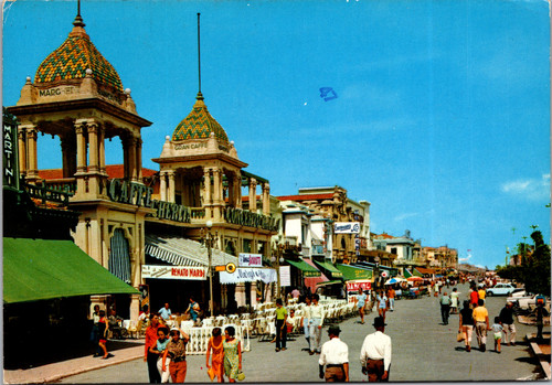 Vintage postcard of Viareggio Italy showing Gran Caffe Margherita on the lungomare