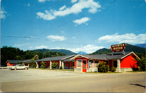 Vintage postcard of Mountain Manor motel in Gatlinburg Tennessee with Great Smoky Mountains backdrop