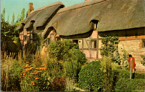 Vintage 1977 postcard Anne Hathaways Cottage Stratford Upon Avon thatched roof
