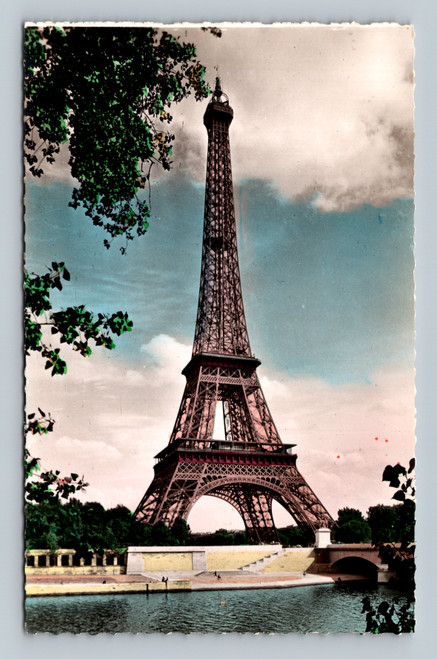 La tour Eiffel Paris France postcard by Editions U.A.T.