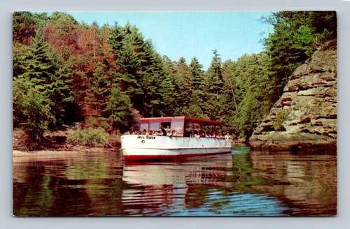 The Dell Queen in Witches Gulch, Dells of the Wisconsin River, Wisconsin Dells postcard