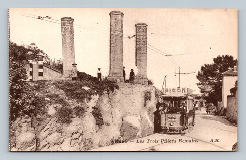 Les Trois Piliers Romains ancient Roman pillars in Nîmes France postcard