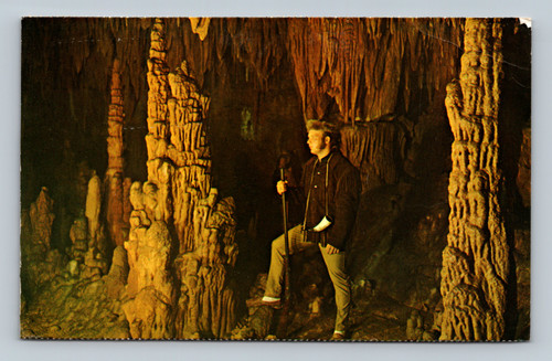 Daniel Boone statue in the Daniel Boone Room at Onondaga Cave, Leasburg, Missouri