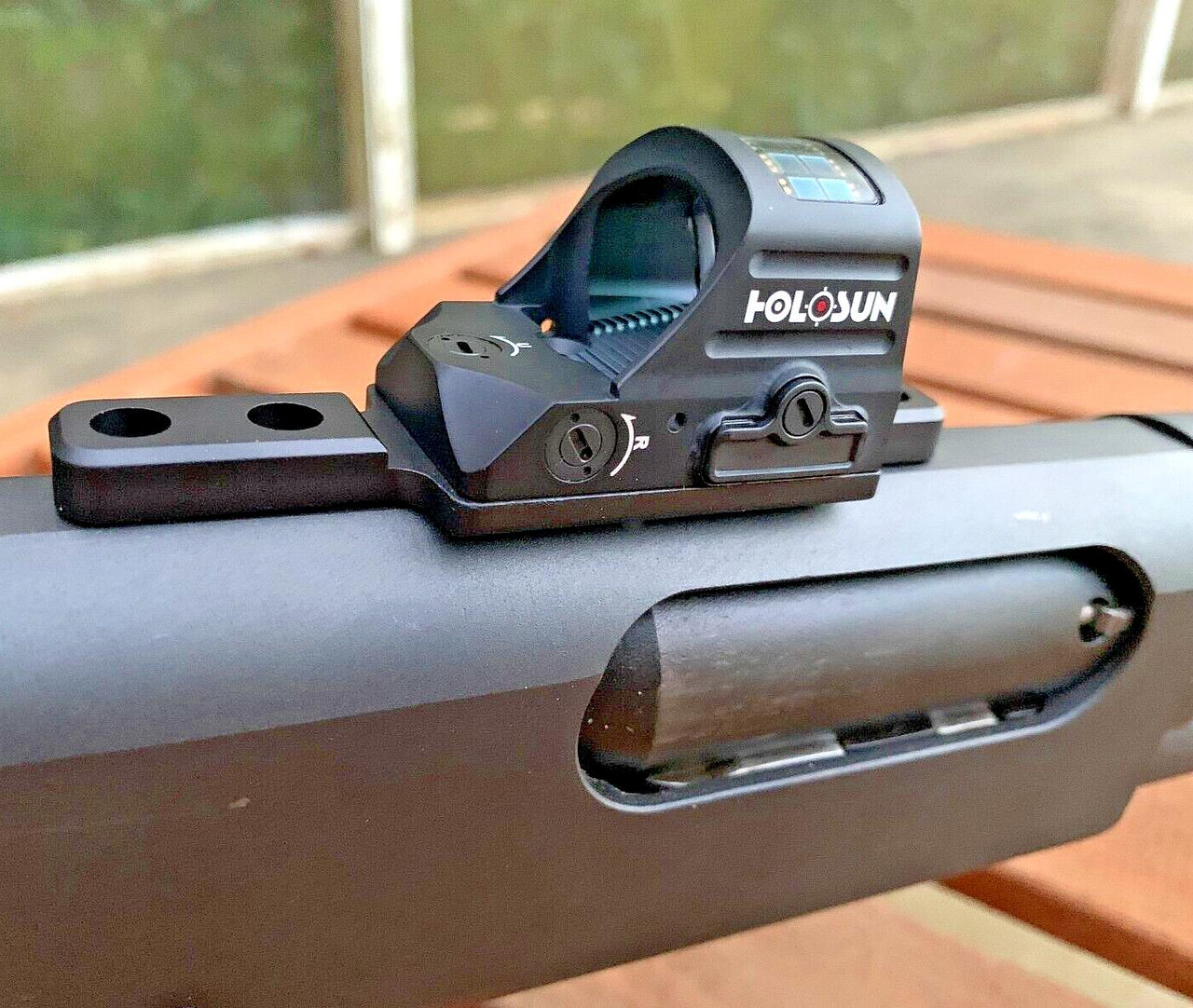 MOSSBERG 500 590 12 Ga Mount + Integrated HOLOSUN 407C Solar Red