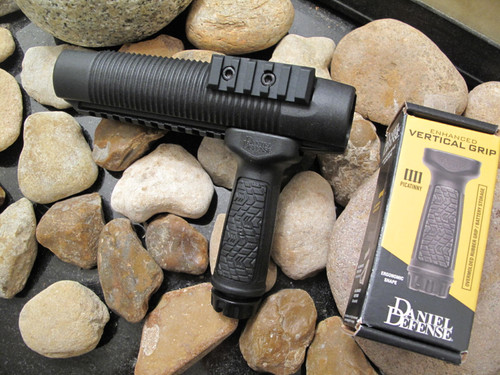 Daniel Defense + Mossberg 500 590 Shotgun Forend 7 3/4" Tube VERTICAL GRIP