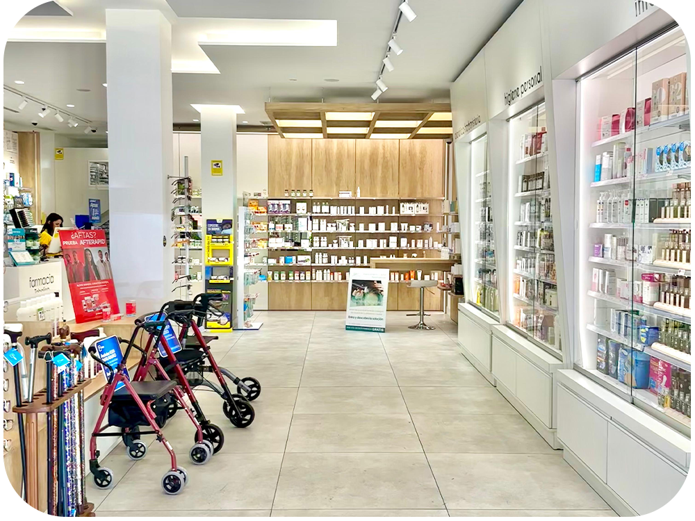 Interior de Farmacia Carmen Ortiz en Benacazón (Sevilla)