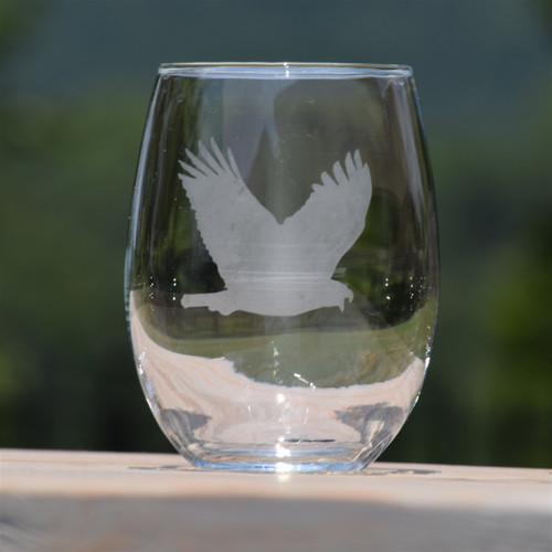 Eagle stemless wine glass with etched Auburn eagle design, perfect for game day, gifts, and entertaining Alabama fans