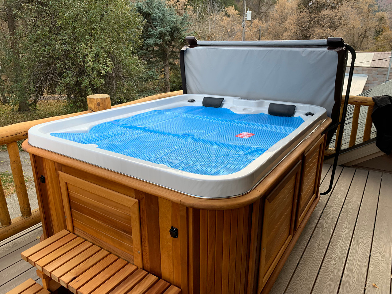 Spa Depot 8ft x 8ft Thermo-Float Hot Tub Bubble Cover Solar