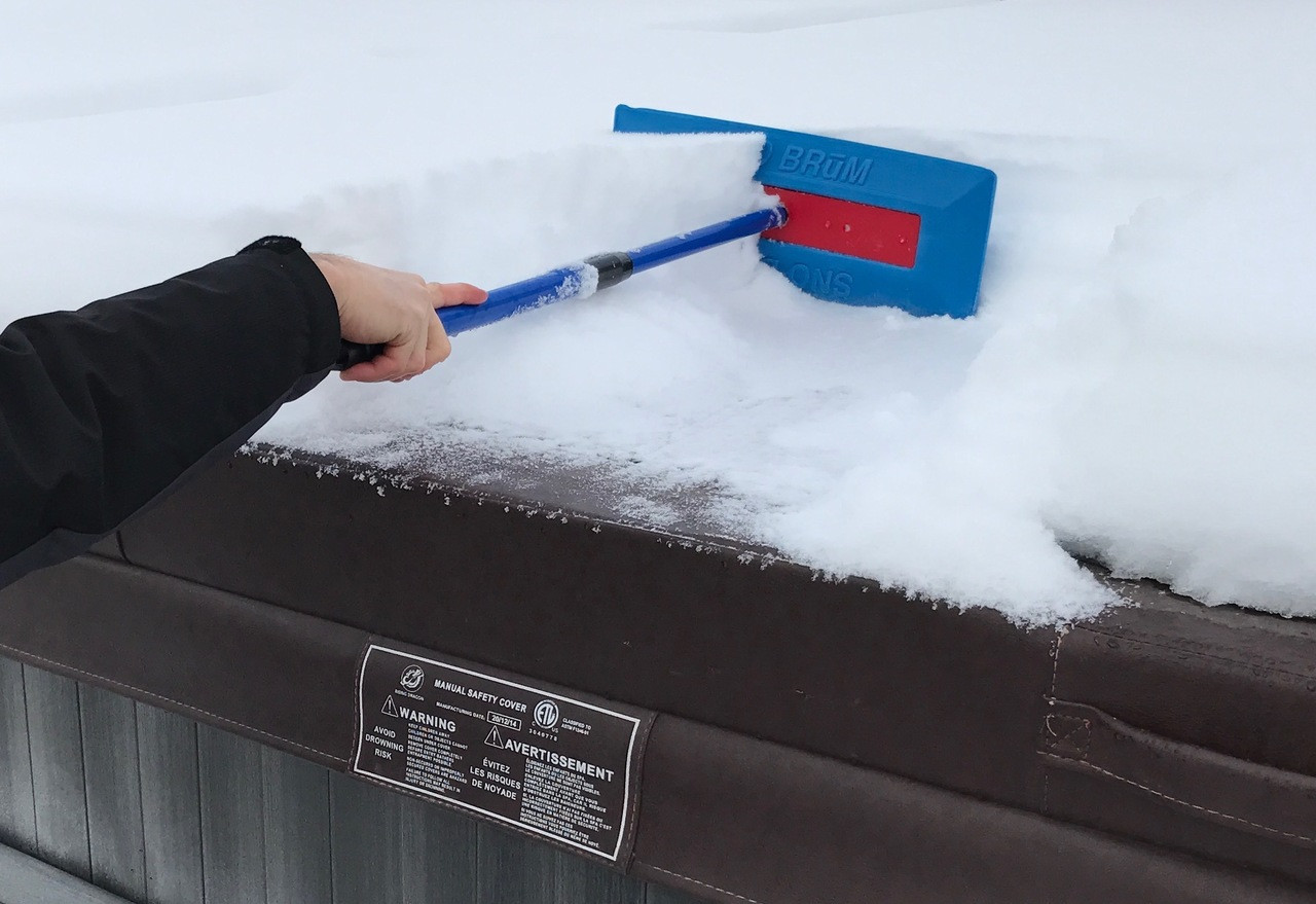 The Auto Snow Brum - Remove snow from cars with a snow broom